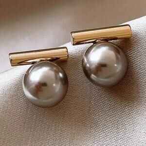 Gray Pearl Gold Bar Stud earrings